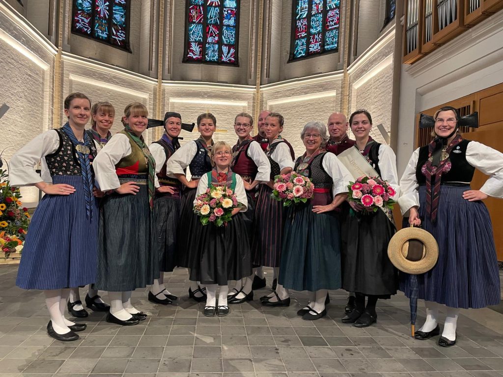 Erntekrone in St. Petri – Vierländer Speeldeel gestaltet feierliche Übergabe mit