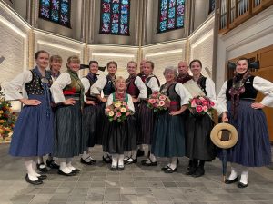 Erntekrone in St. Petri – Vierländer Speeldeel gestaltet feierliche Übergabe mit